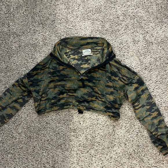 Super soft urban outfitters camo cropped half zip - Picture 1 of 2